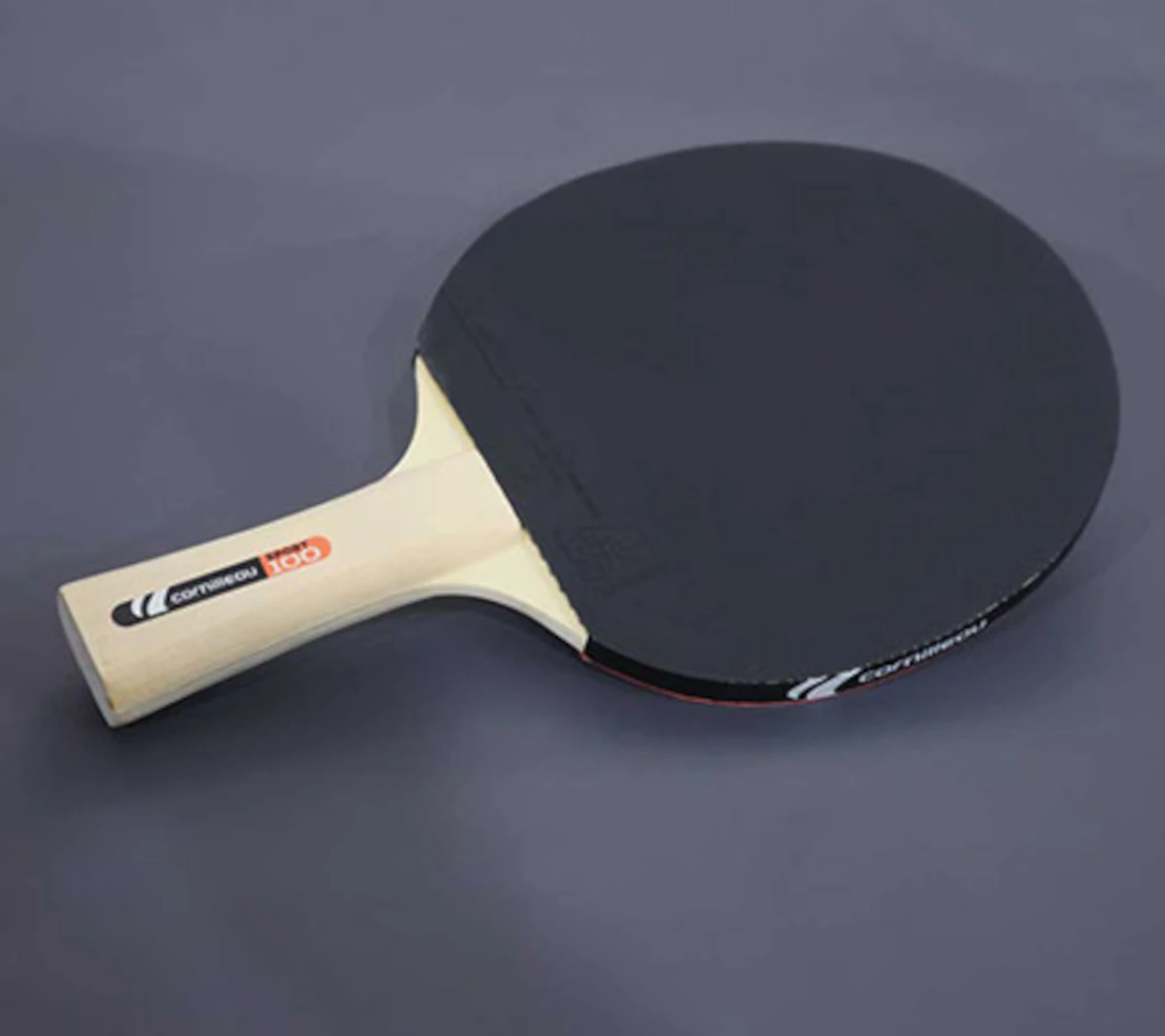 Raquette de ping-pong Cornilleau Sport 100 avec manche clair et revêtement noir.
