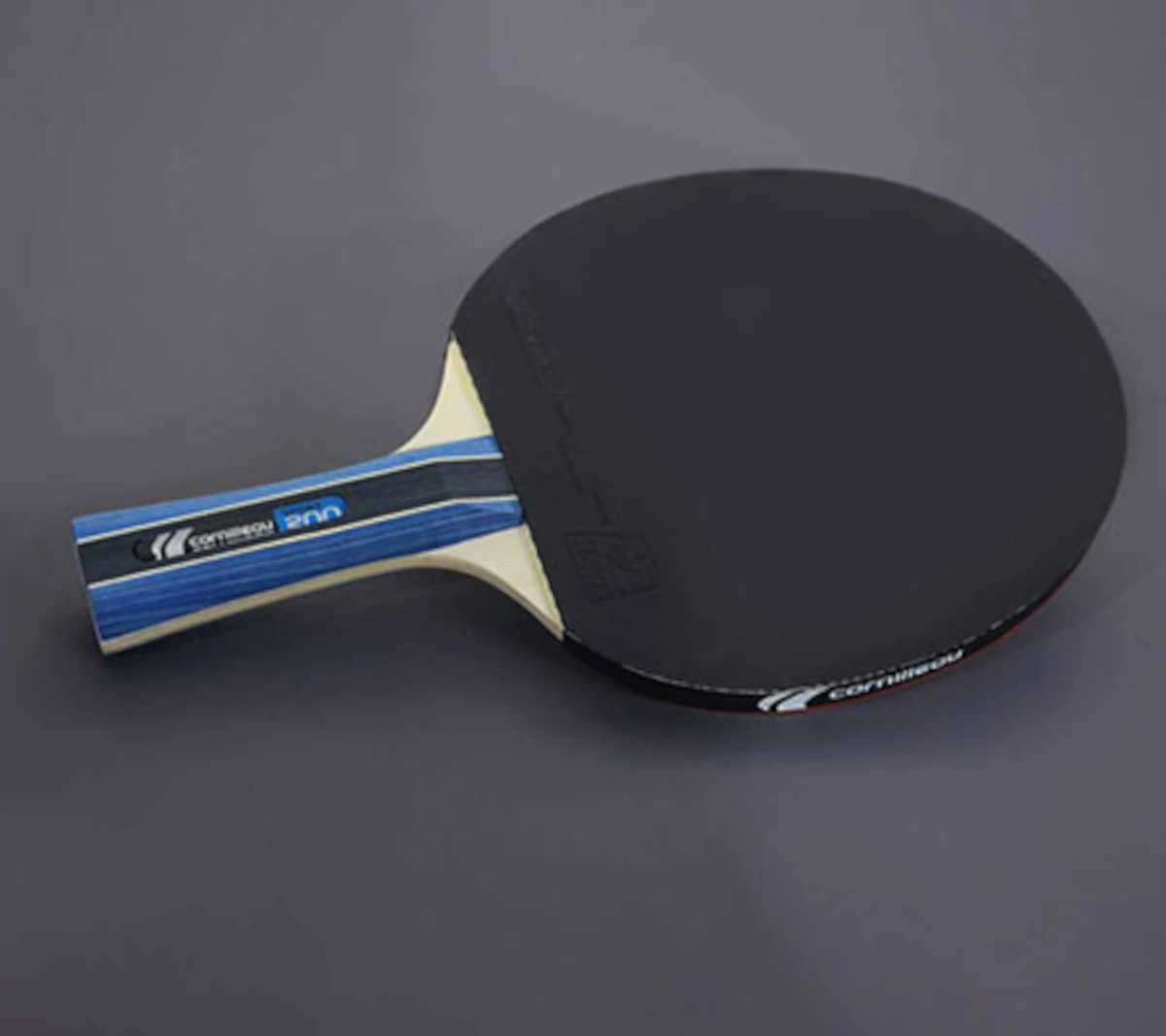 Raquette de ping-pong Cornilleau Sport 200 avec manche bleu et revêtement noir.