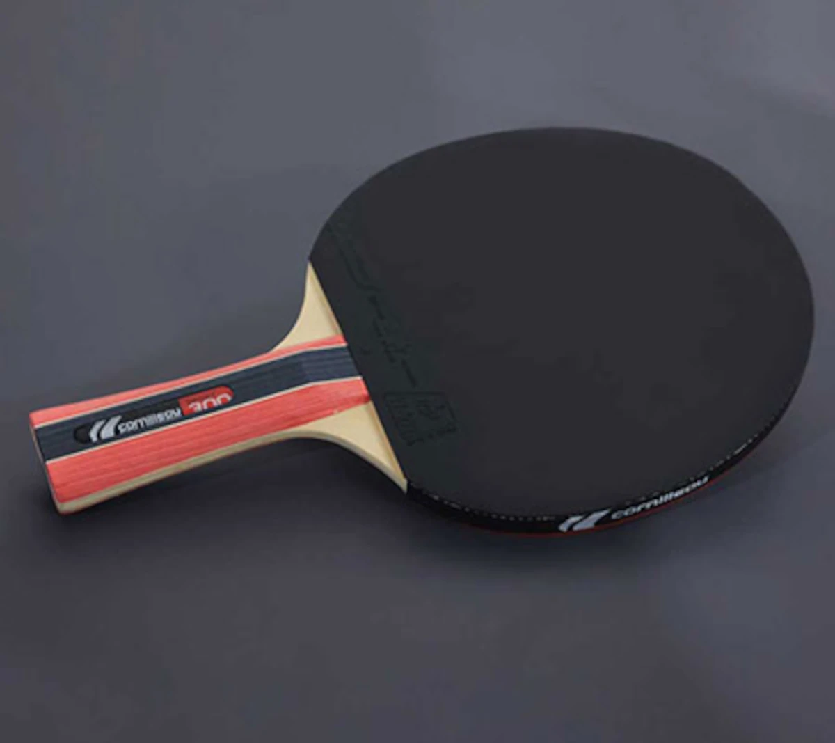 Raquette de ping-pong Cornilleau Sport 300 avec manche rouge et revêtement noir.