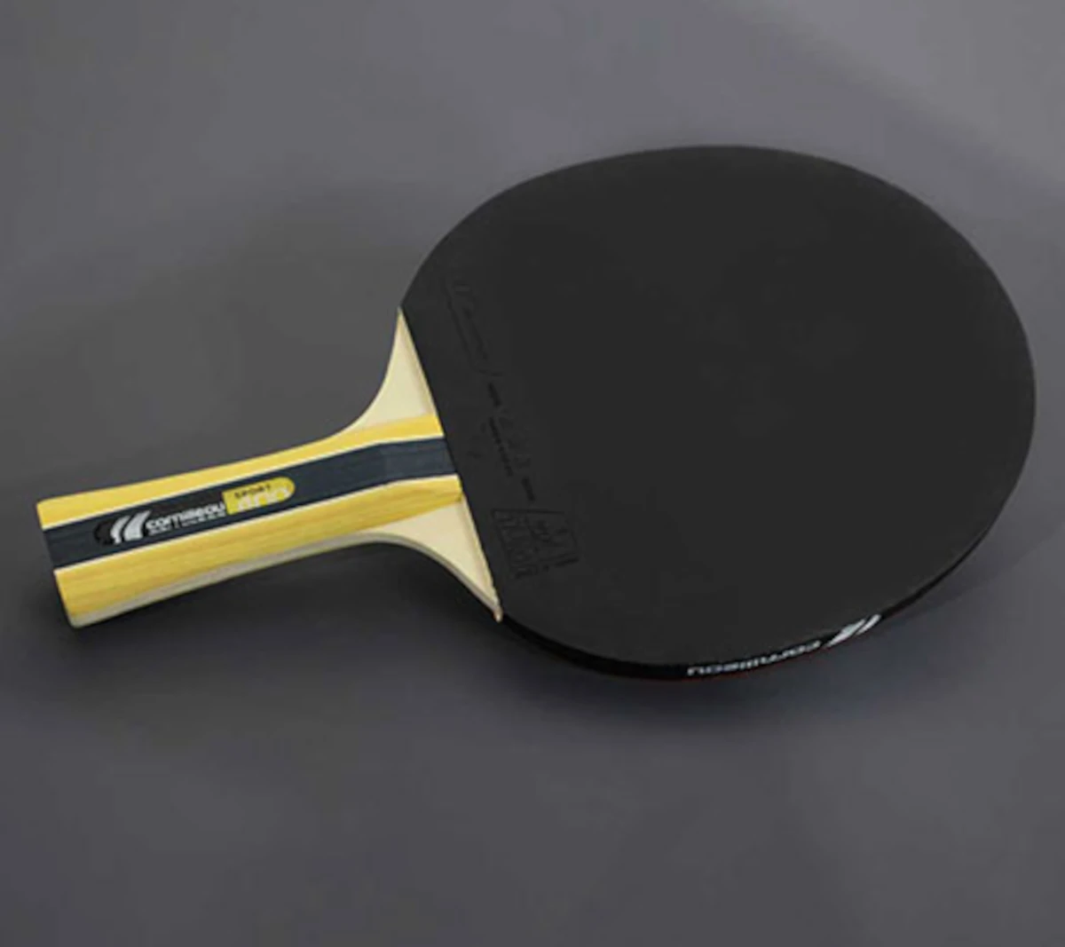 Raquette de ping-pong Cornilleau Sport 400 avec manche jaune et revêtement noir.