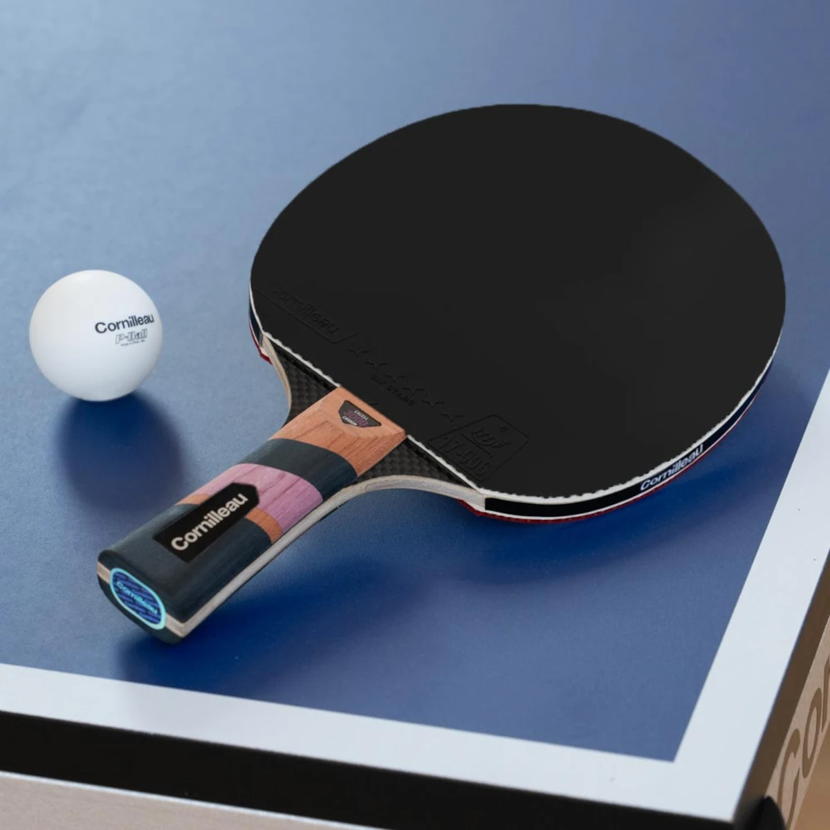 Raquette de ping-pong indoor Excell 3000 Carbon avec balle sur une table