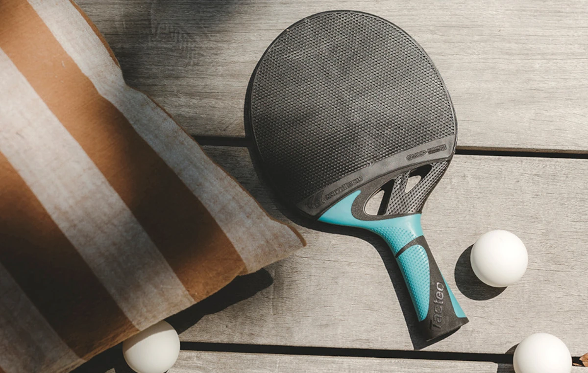 Raquette de ping-pong outdoor Softbat avec balles sur une table en bois